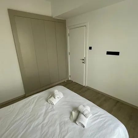 Modern Balcony Flat In Dereboyu - Walk Everywhere